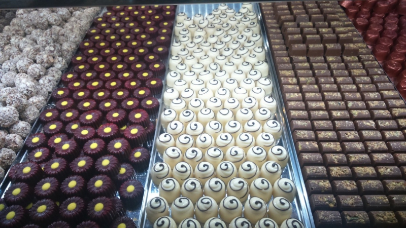 vitrine-ROQUEBRUNE CAP MARTIN-min_chocolates_milk_chocolate_white_chocolate_truffles_candy_food_treat_cacao-1213769