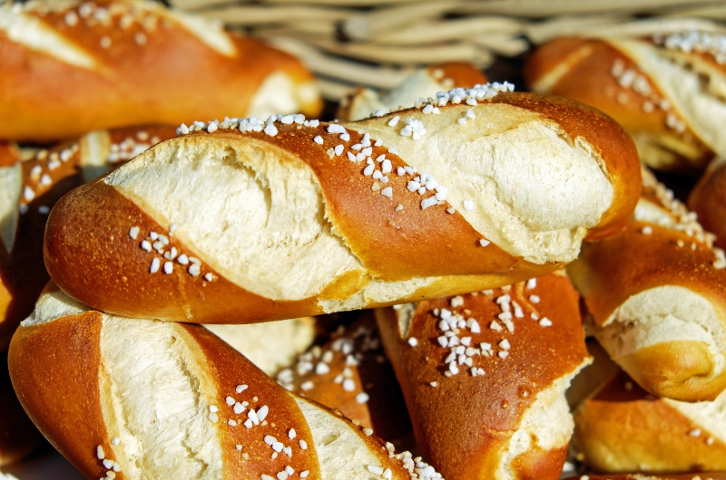 vitrine-ROQUEBRUNE CAP MARTIN-min_dish-food-baking-dessert-bread-bakery-595291-pxhere.com