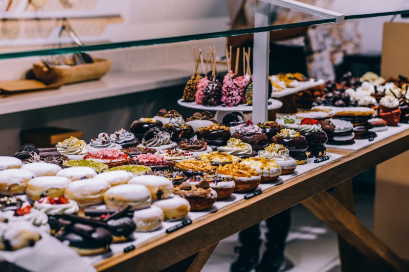 vitrine-ROQUEBRUNE CAP MARTIN-min_shop_dessert_pastry_bakery_counter-184398