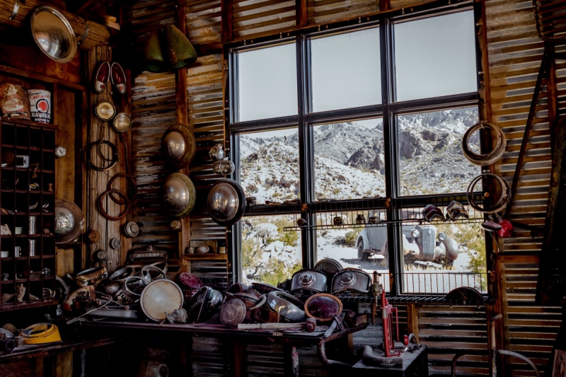 vitrine-ROQUEBRUNE CAP MARTIN-min_shop_window_part_junk_abandoned-138873